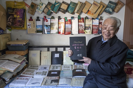 2018年12月2日，贵州省黔西县水西街道85岁老通讯员李元章展示自己的剪贴本。IMG_6686.jpg