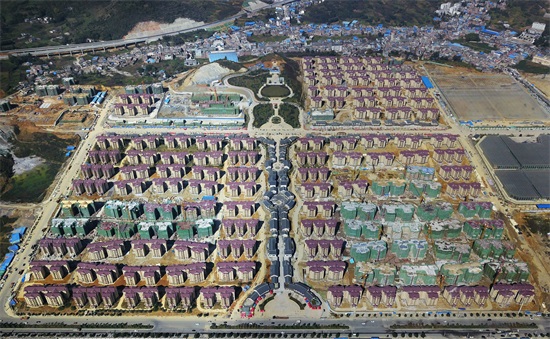 这是拍摄于2018年11月2日的贵州省毕节市七星关区碧海阳光易地扶贫搬迁安置区（无人机拍摄）。.jpg