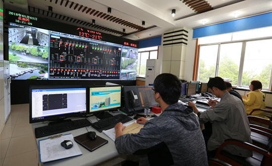 20180503工人在黔西县青龙煤矿调度监控中心工作。（大数据）  王纯亮 摄  2_副本.jpg