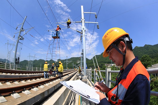 2019年5月22日,成贵铁路贵州省大方段,工作人员记录检测验收数据.jpg