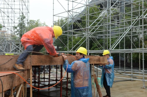 图为工人正在搭建舞台 杜娟摄_wps图片_副本.jpg