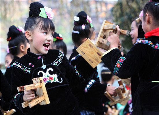 丰富的校园民族文化活动——西江民族小学板凳舞表演_副本.jpg
