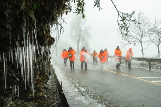 12月10日, 雷山公路管理段职工在雷山县境内308省道195公里处洒融雪剂除冰。陈沛亮摄13985292970  (4).jpg