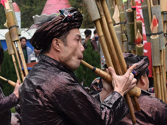 2月12日，男青年在贵州省从江县谷坪乡芦笙比赛现场吹奏芦笙。.jpg