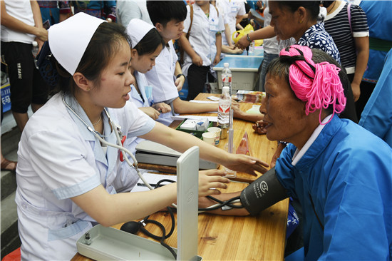 县乡两级医疗服务队送医疗服务到村寨，群众家门口就能看病。（杨晓海 摄）.jpg