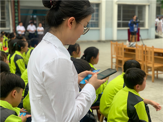 13一位青年教师在扫描登录绿书签公众号 杨胜华摄.jpg