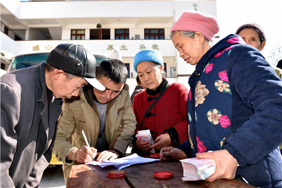 2018年1月，江古镇村民正签字确认领取分红（吴贤和  摄）.jpg