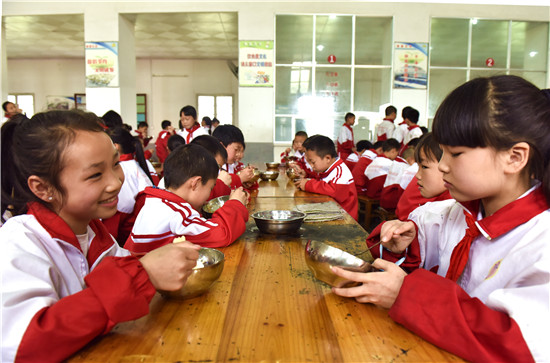 镇远县青溪镇中心小学校的学生们正在食堂吃营养餐（江春健  摄）.jpg