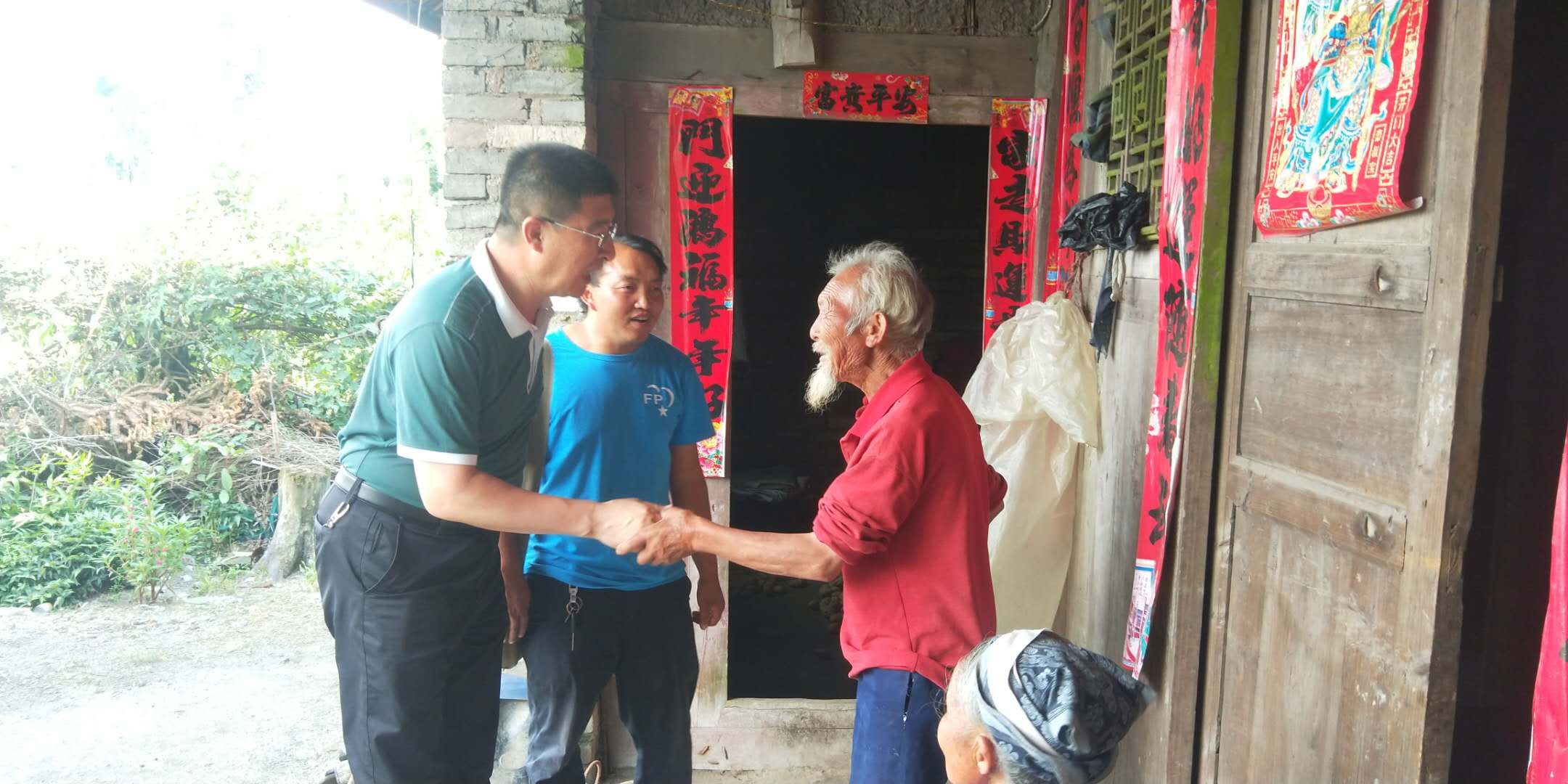 2018年7月23日，荆茂团到德新镇四寨村走访农户.jpg