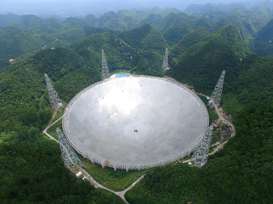 500米口径球面射电望远镜被誉为“中国天眼”，是由中国科学院国家天文台主导建设，具有我国自主知识产权、世界最大单口径、最灵敏的射电望远镜.jpg