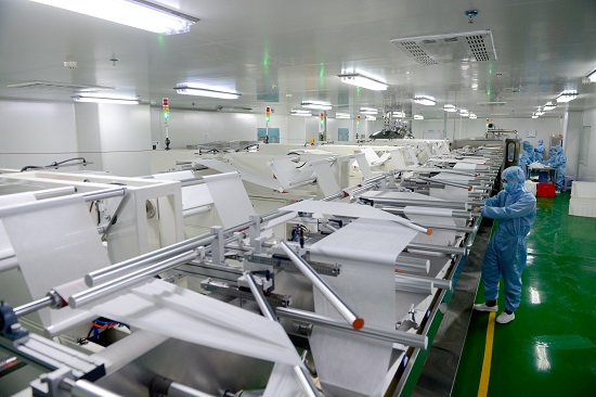 在龙里县高新技术产业园区，卡布国际正在加紧生产口罩防护内垫。 .JPG