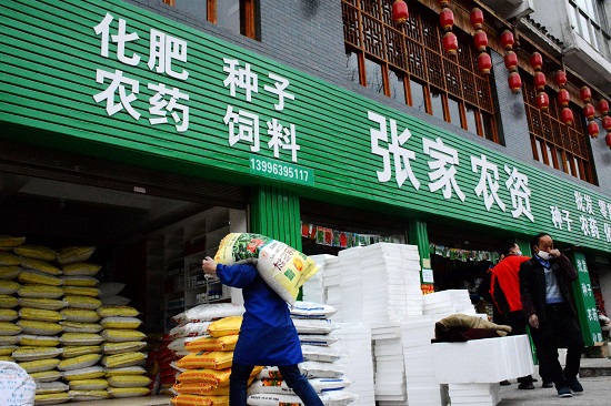 11  福泉市城区一家农资经营店，工人在搬运化肥，为春耕生产做足准备。.JPG