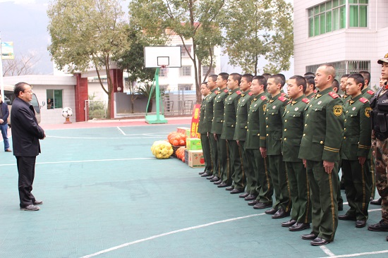 县委书记刘云成（左前一）到驻思部队慰问。.JPG