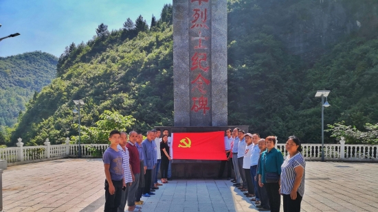 李顺强和党员在红军烈士碑前宣誓.jpg
