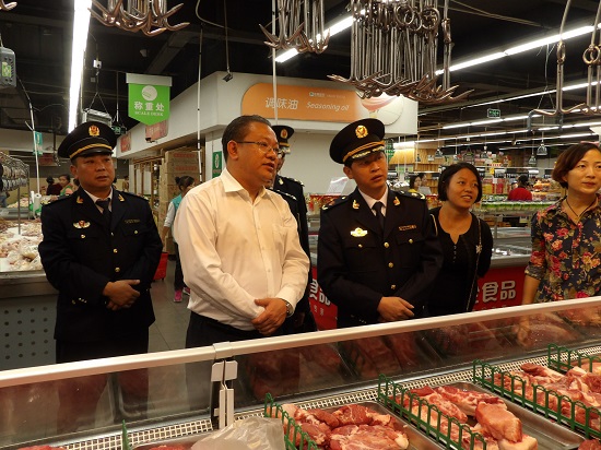 县委书记刘云成（左二）到城区检查食品安全（安康 摄）.JPG