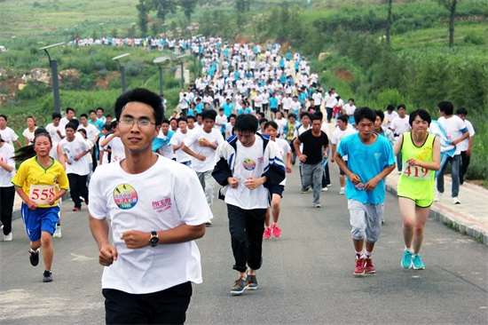 2014年7月5日，威宁举行首届“激情草海·万人长跑”大赛活动。（何欢 摄）.JPG