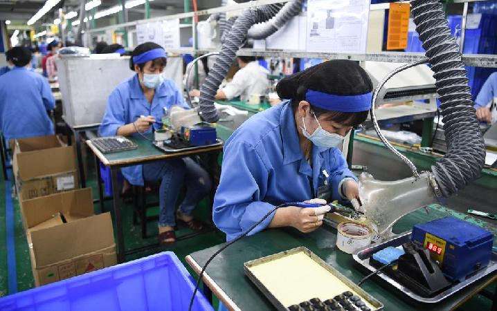 广州市倍尔康医疗器械有限公司工人在额温枪生产流水线上作业